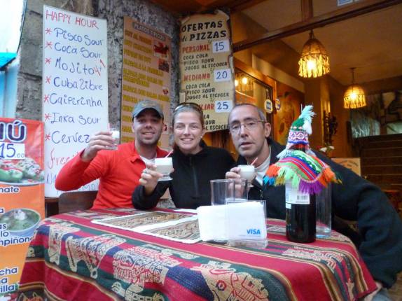 Celebrando nossa chegada à Aguas Calientes, no Peru, na rua mais movimentada da cidade